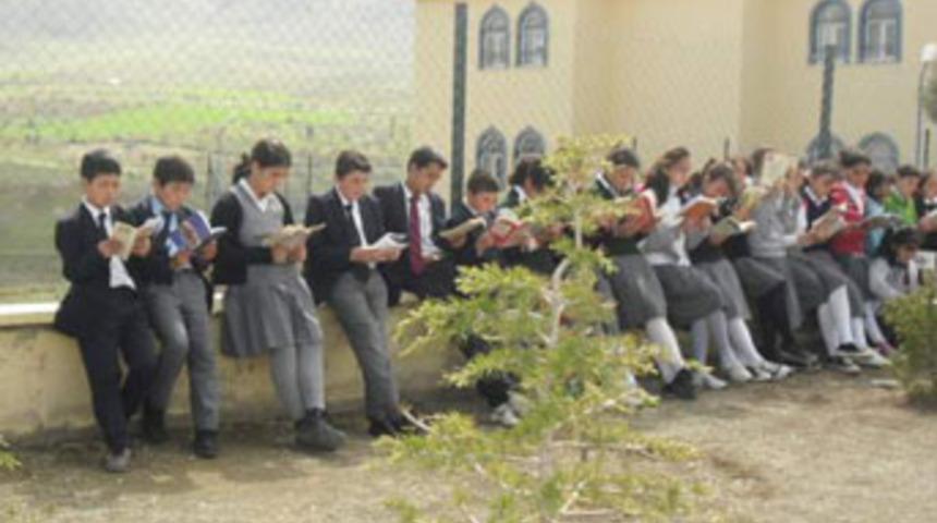 Ekinözü YİBO'da kitap okuma eylemi var