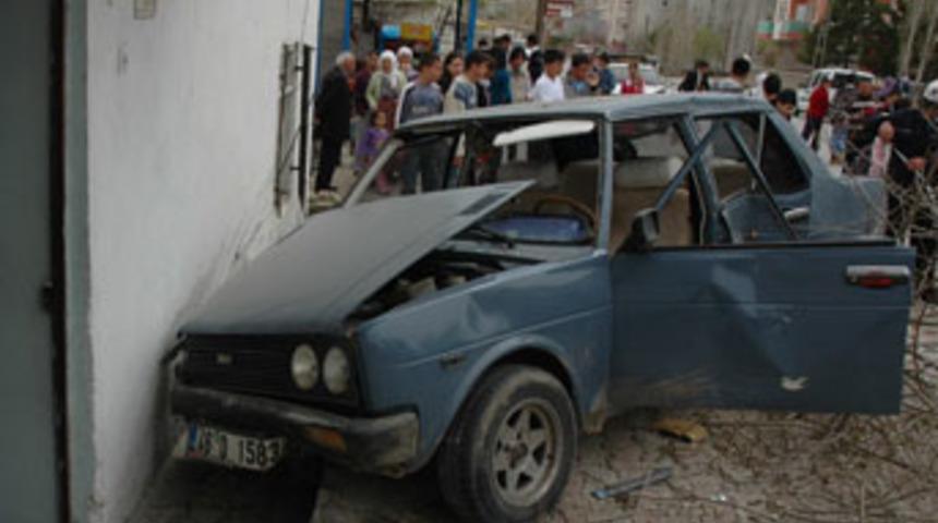 Otomobil kadına &ccedil;arptı karnındaki bebeği &ouml;ld&uuml;