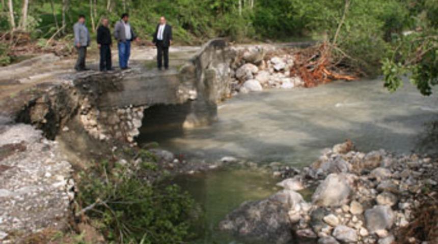 Kadirli'de şiddetli yağış köprüleri yıktı