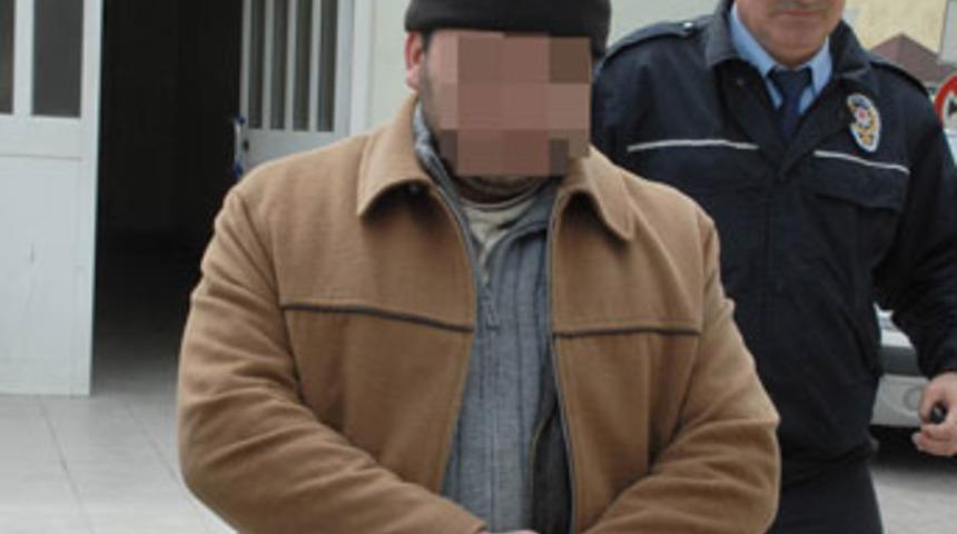 &Ouml;fkeli baba kızını bı&ccedil;akladı