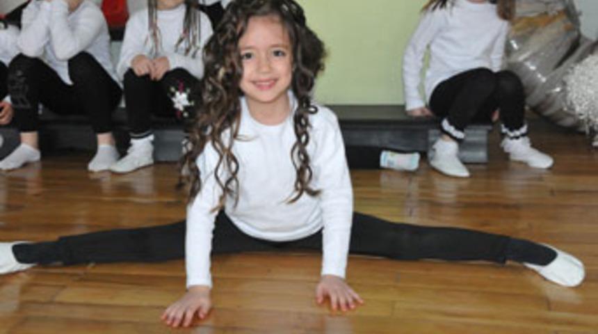 Miniklerden cimnastik şov