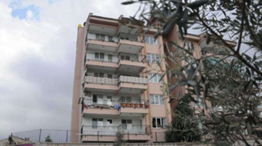 Bileklerini kesip, 5'inci kattan atladı