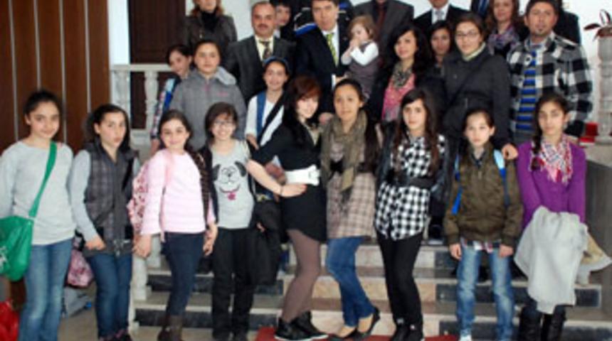 Gurbet&ccedil;i miniklerden vali Cengiz'e ziyaret