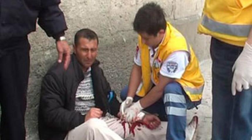 Cadde ortasında bileklerini kesti