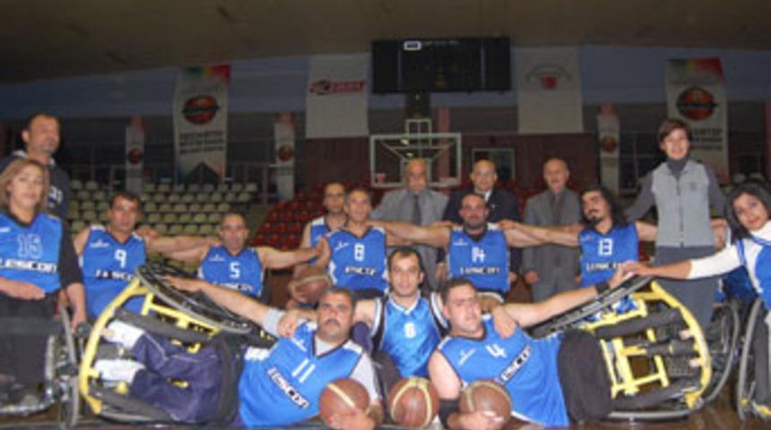 Tekerlekli sandalye takımı rakip tanımıyor