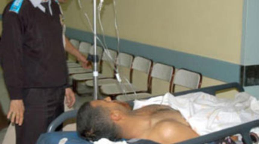 Polise atacağı bomba elinde patladı.