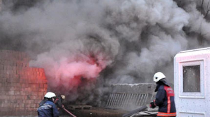 Beyl&uuml;kd&uuml;z&uuml;'nde işyeri yangını: 2 &ouml;l&uuml;