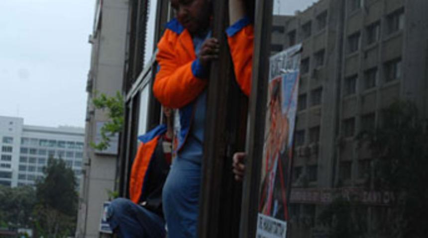 Eylemciler CHP il&ccedil;e binasını bastı