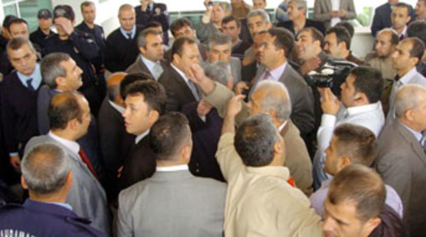 &Ccedil;atı isteyen esnaf belediye bastı