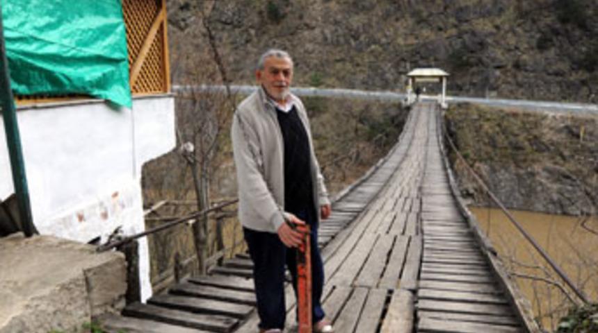 Vadinin öbür yakasındaki evi için köprü yaptı