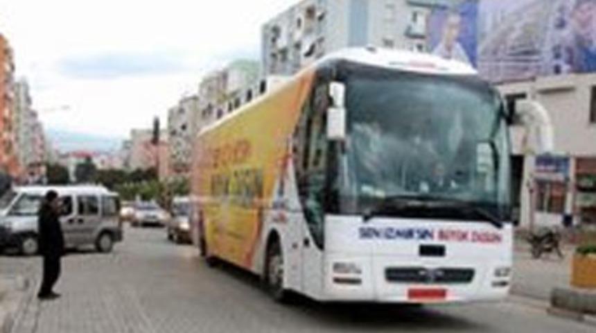 Manisa'da se&ccedil;im otob&uuml;s&uuml; ve ara&ccedil; tartışması