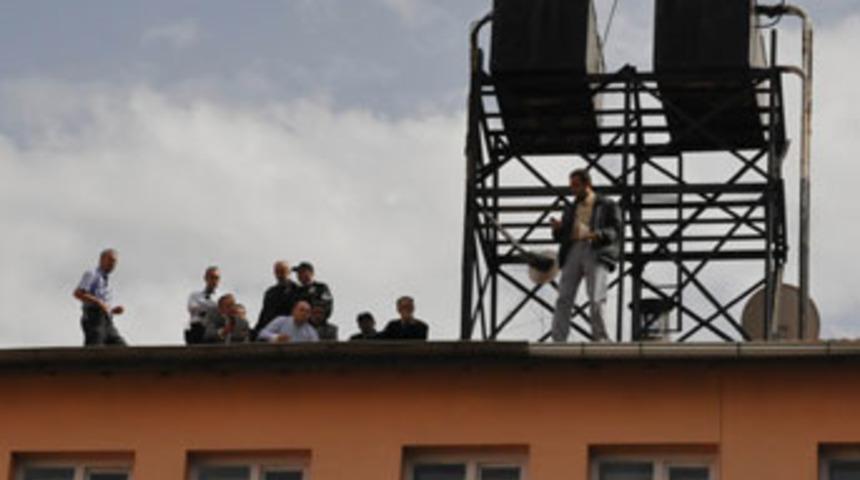 Sağlık g&ouml;revlisine kızdı intihara yeltendi