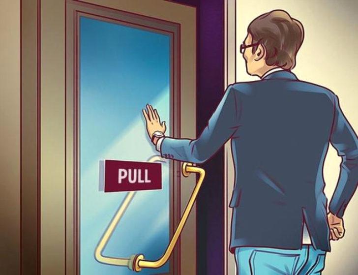 Dükkan girişindeki yanlışlığı bulun.