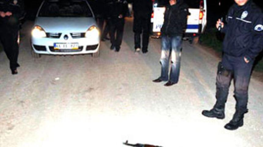 Kaçan otomobilden kaleşnikof atıldı