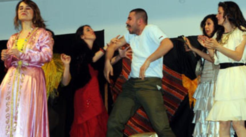 Mahkumlar &quot;Bir Şehnaz Oyun&quot;u sahneledi