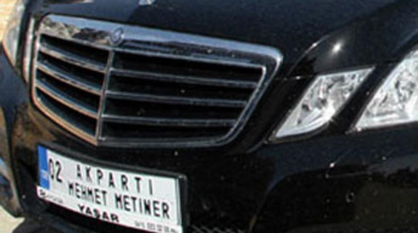 AKPi'nin gazeteci adayının plakası