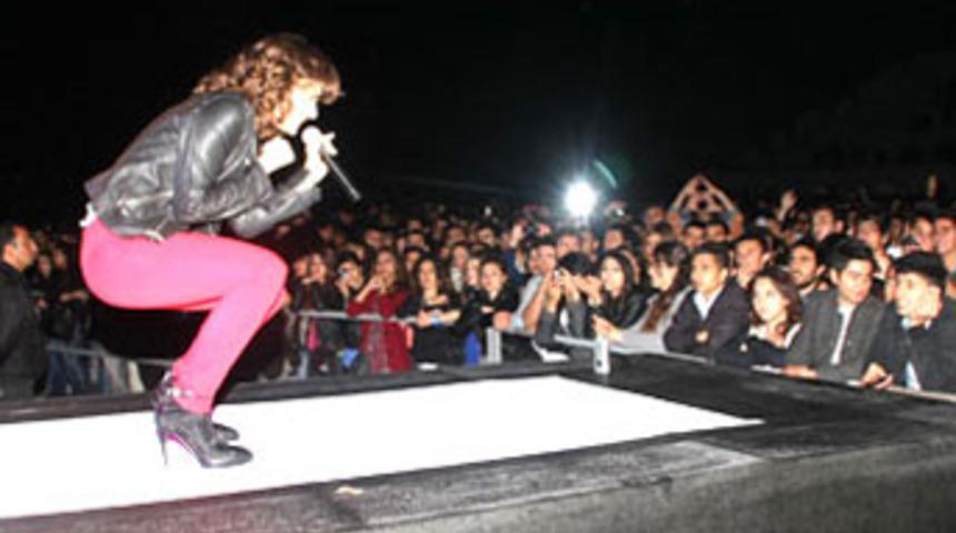 10 bin kişilik koro!