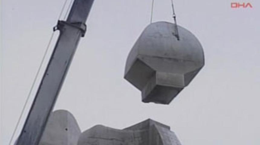 Tartışmalı anıtın ilk parçası indirildi