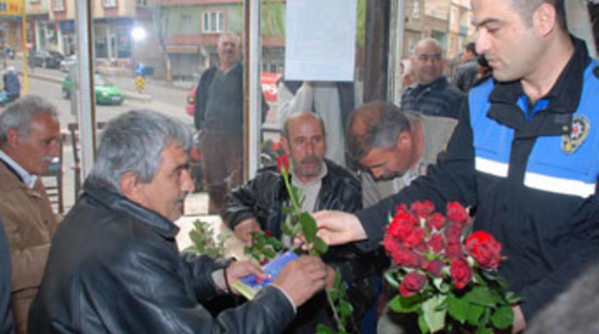 Polis &ccedil;i&ccedil;ekle kahvehaneleri bastı