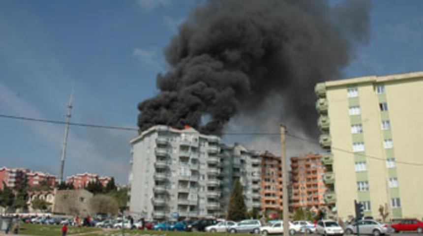 8 katlı binanın &ccedil;atısı yandı
