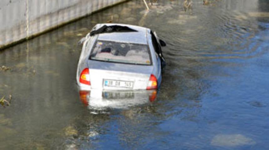 Otomobil, sulama kanalına d&uuml;şt&uuml;