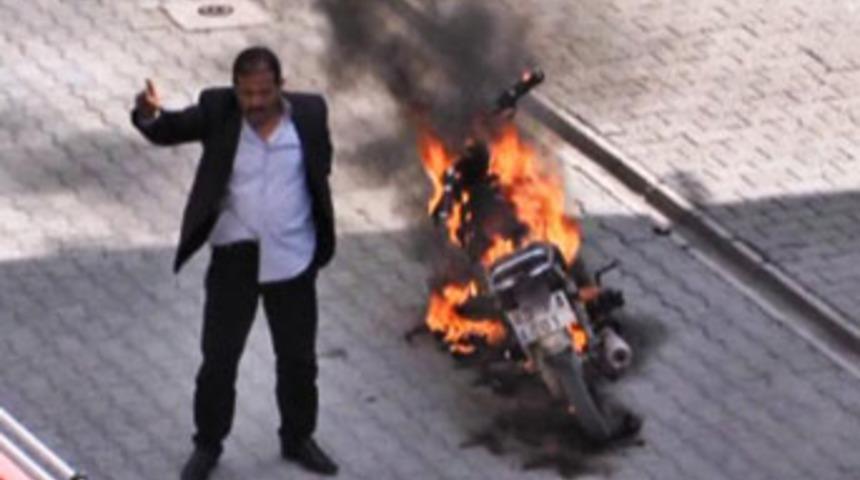 Trafik cezasına kızdı, motosikletini yaktı