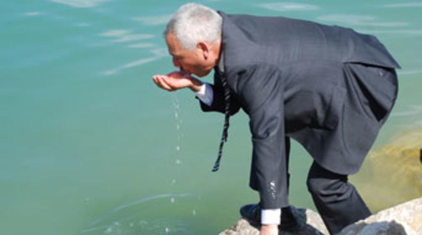 Başkan göl suyunu test etti, kirli değil