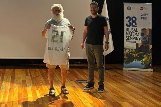 Ünlü isim sahnede açıkladı! "Fenerbahçe'yi bıraktım artık Amedsporluyum"