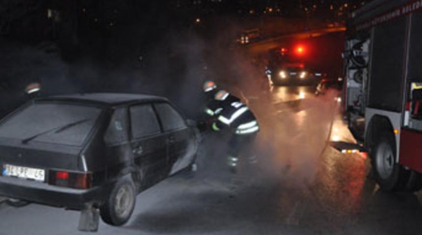 Hareket halindeki otomobil alev aldı