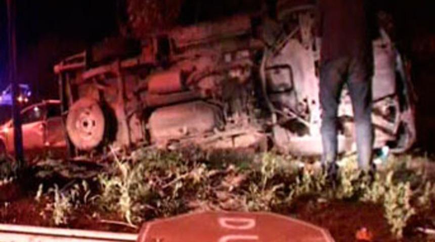 Minib&uuml;sle otomobil &ccedil;arpıştı; 1 &ouml;l&uuml;