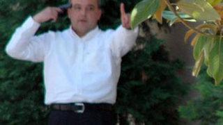 Kafasına silahı dayadı!