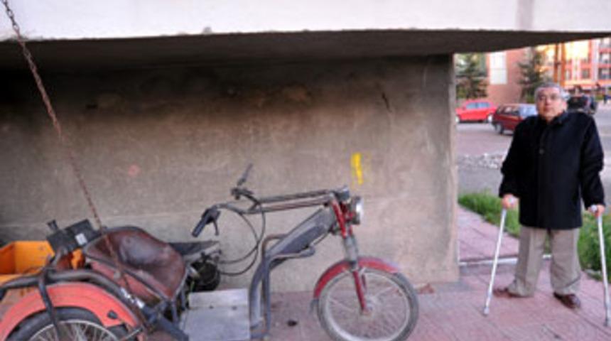 Engelli motosikletinin motorunu &ccedil;aldılar