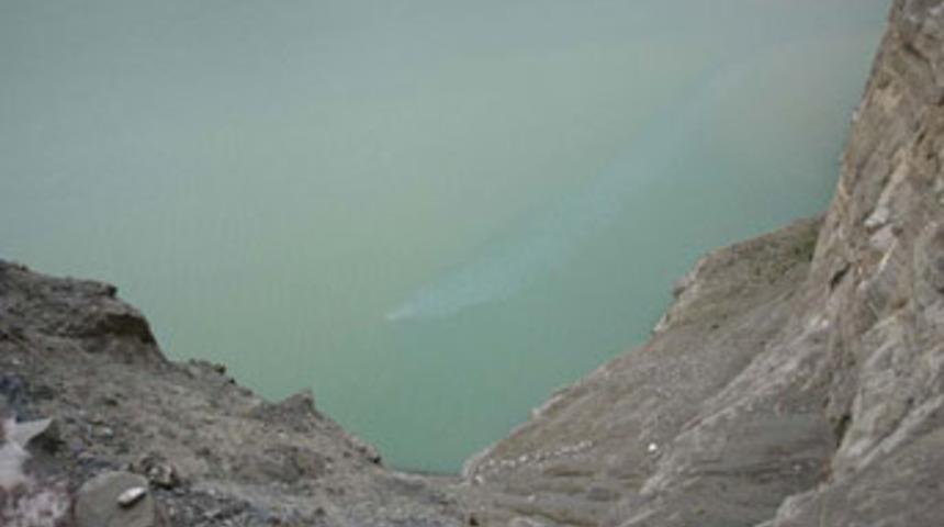 Otomobil Tortum Gölü'ne uçtu: 5 ölü