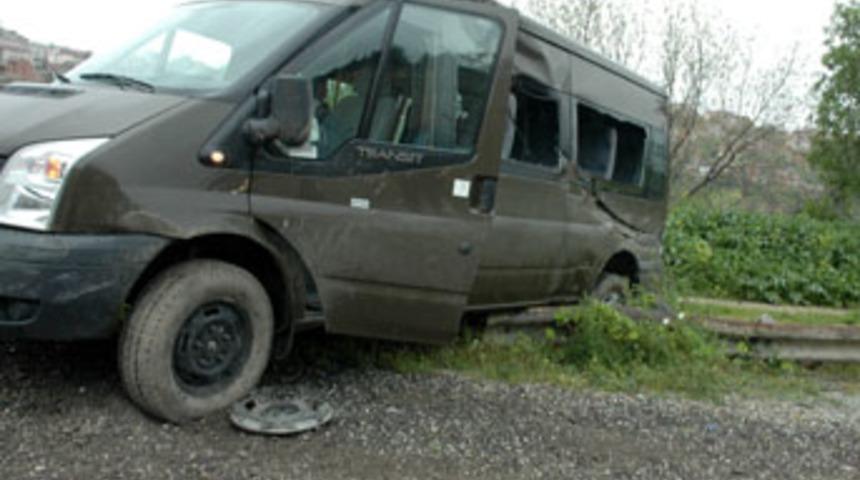 Askeri ara&ccedil; devrildi: 4 yaralı