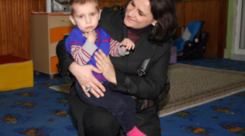 Bayan Kızılcık&rsquo;tan &ccedil;ocuklara anne şefkati