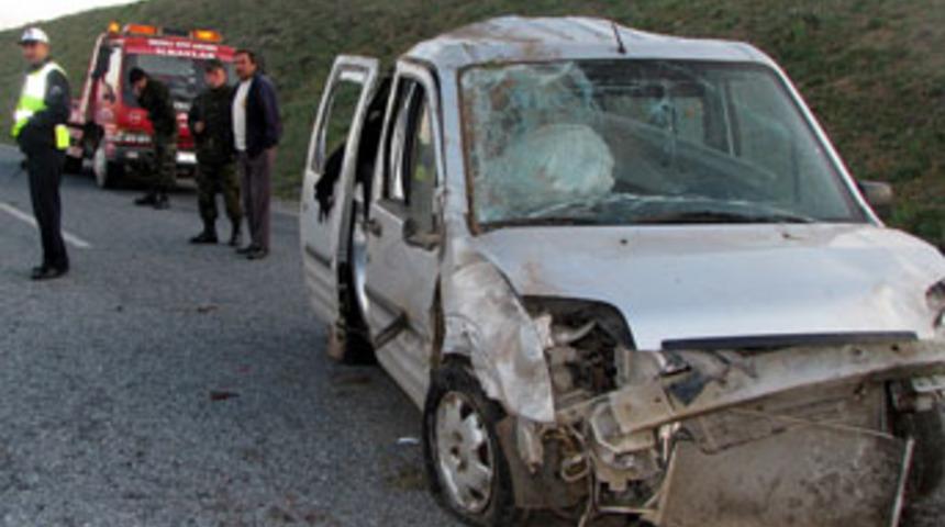 Lastiği patlayan minib&uuml;s 3 kişiye mezar oldu