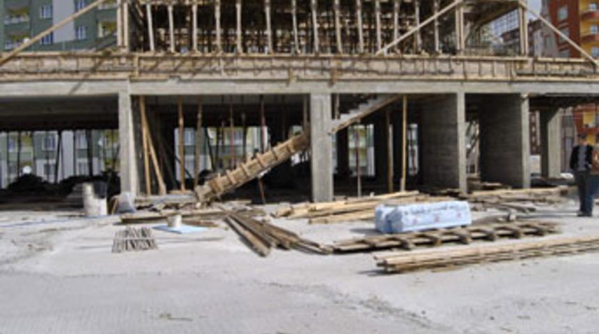 İnşaat kalıp ustası 6 metreden d&uuml;şt&uuml;