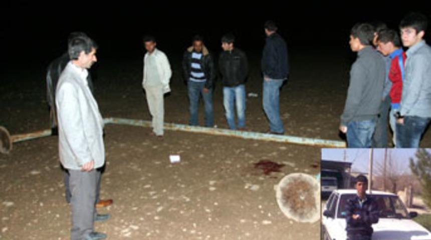 &Uuml;zerine d&uuml;şen kale direği canından etti