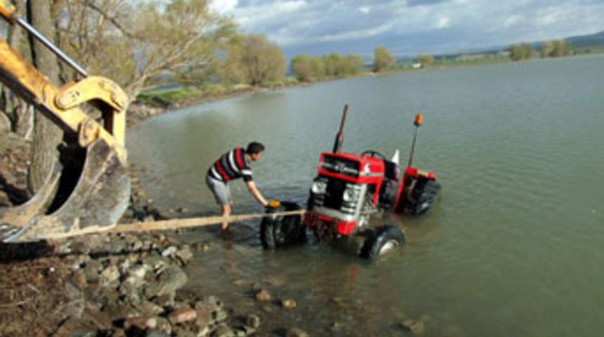 Trakt&ouml;r baraj g&ouml;l&uuml;ne d&uuml;şt&uuml;