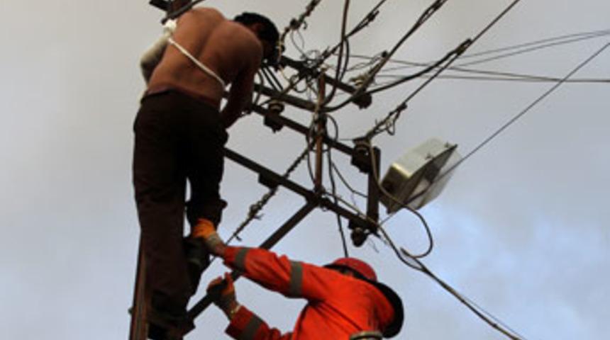 İntihar etmek i&ccedil;in elektrik direğine &ccedil;ıktı