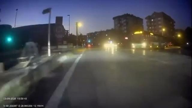 Kırmızı ışıkta yavaşlamadı bile... Otob&uuml;s şof&ouml;r&uuml;nden pişkin yanıt! "Ge&ccedil;erim ben, cezamı &ccedil;ekerim ne olacak?"