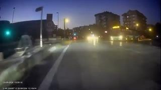 Kırmızı ışıkta yavaşlamadı bile... Otobüs şoföründen pişkin yanıt! Geçerim ben, cezamı çekerim ne olacak?