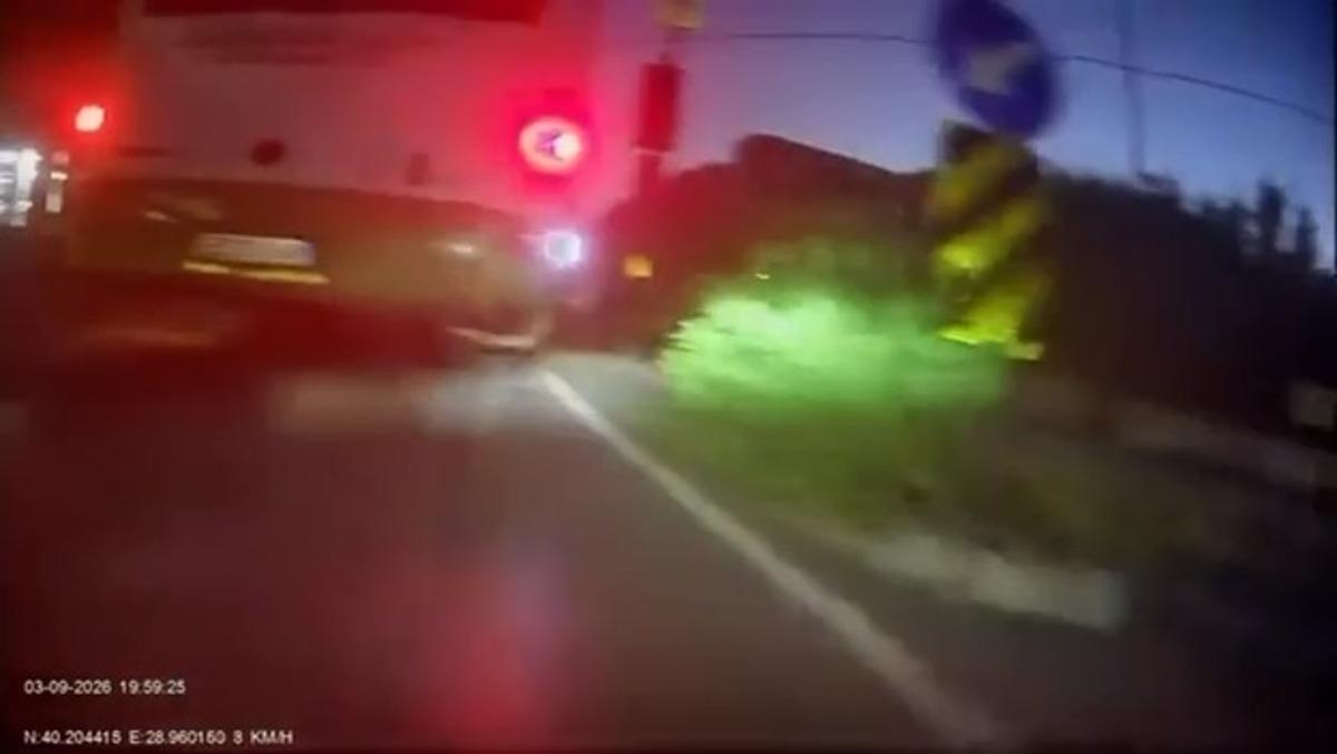 Kırmızı ışıkta yavaşlamadı bile... Otob&uuml;s şof&ouml;r&uuml;nden pişkin yanıt! "Ge&ccedil;erim ben, cezamı &ccedil;ekerim ne olacak?" 2