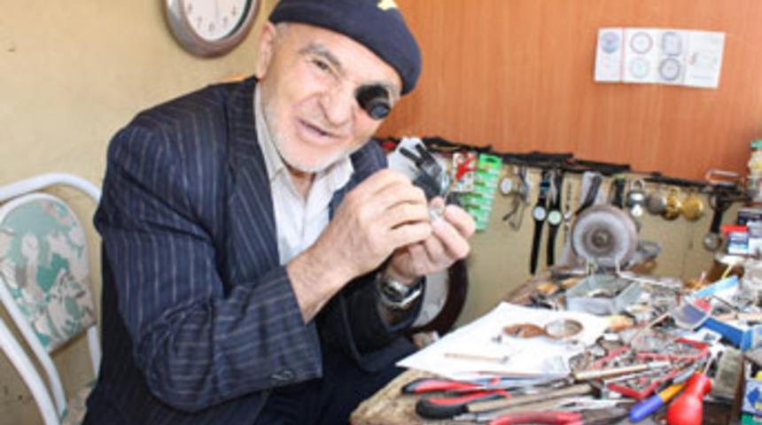 50 yıldır saat tamir ediyor