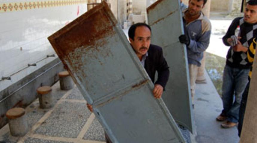 Cami tuvaletinin kapılarını &ccedil;aldılar