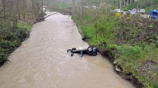 Dereye düşen otomobildeki 1 kişi öldü