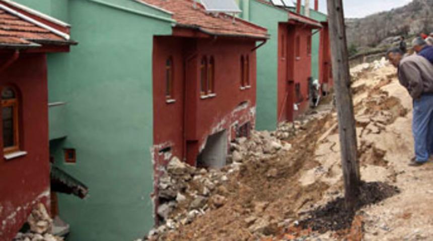 İstinat duvarı konutların &uuml;zerine yıkıldı