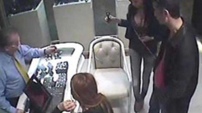 Kuyumcuyu, göğüs dekoltesiyle soydular