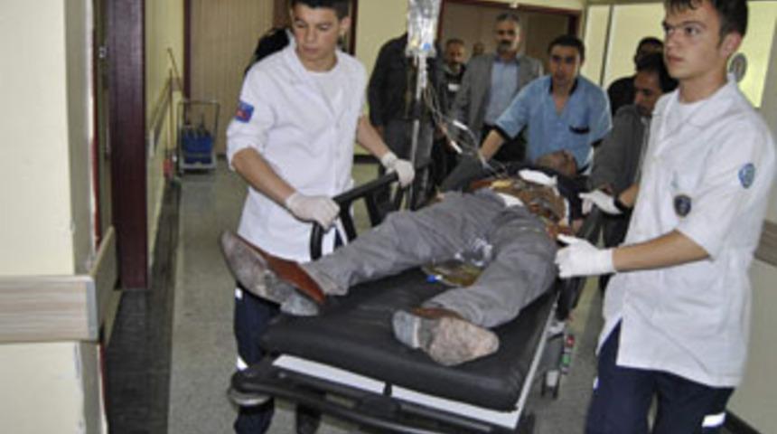 Oğlunu döven servisçileri bıçakladı