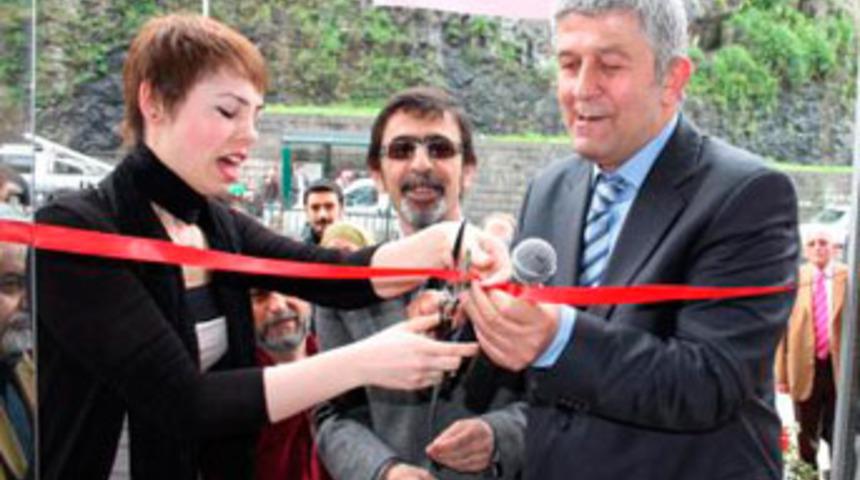 Kurdela yerine parmak kesti